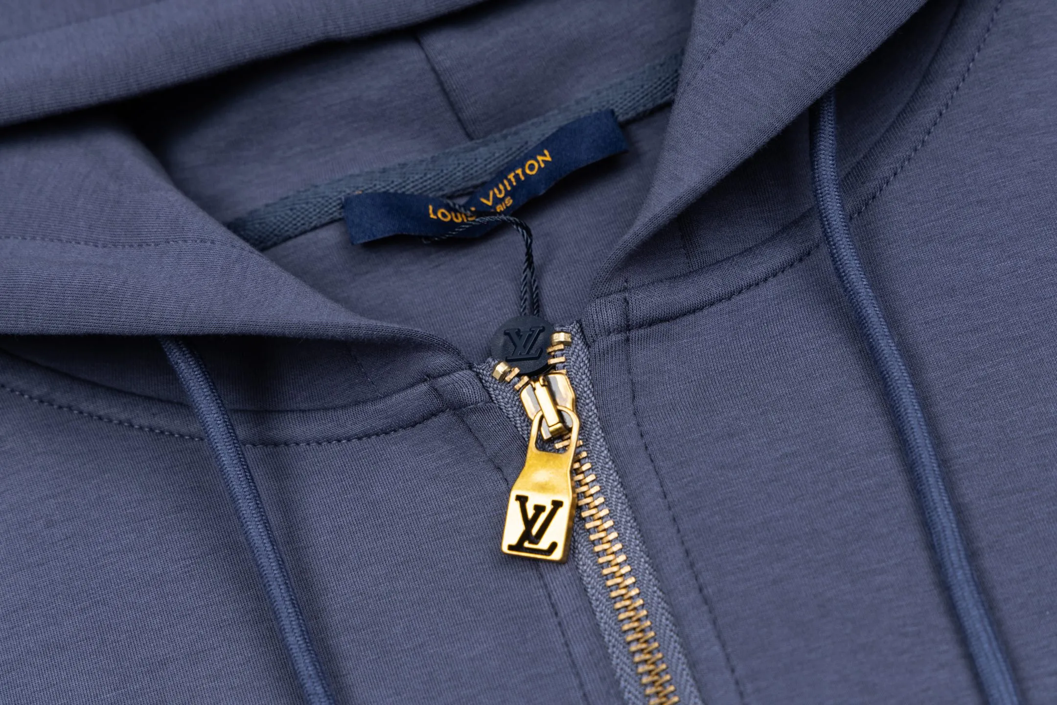 🅿️480 1v logo embroidered pearl pendant hooded jacket (grey blue) The original purchase was 12,000 developed. The fabric is made of 36S 400g double yarn double-sided fabric, with 32S 320g double yarn thread. The double yarn double-sided fabric has high quality and delicate feel. This fabric is usually made by winding two yarns, which adds drape and texture to the fabric. It has good breathability and moisture absorption, can effectively wick away sweat, and keep the body dry and comfortable. Marque L Uuitton deposee embroidery on the chest, simple letter pattern embellishment on the chest, and the letter size spacing effect is consistent. Using linen embroidery thread combined with encrypted processing, the embroidery body has a subtle matte visual texture; the embroidery effect is three-dimensional and full. The smaller the embroidery, the more sophisticated and demanding it is. The embroidery thread is made of imported material, which is more flexible and glossy than ordinary embroidery thread; the stitches are clear and smooth, and have a three-dimensional texture effect. The end of the drawstring is embellished with beads, and the zipper front is decorated with beaded Monogram flowers. The entire line has exclusive original developed pearl series accessories, and customized imported pearls of the same size are paired with new lettering metal compositions. String the pearls together according to a certain order and rules, choose high-quality pearls, the beading craftsmanship is fine, the material is safe and harmless, and the pearl beads add highlights. Size:S-M-L-XL